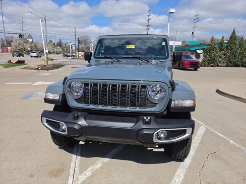 Used 2024 Jeep Gladiator Sport image 5