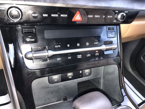 Used 2024 Kia Carnival EX image 19