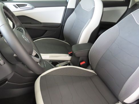 New 2025 Volkswagen Taos SE image 12