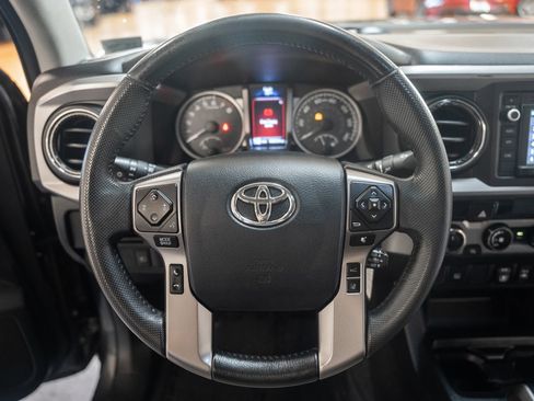 Used 2018 Toyota Tacoma SR5 AWD/4WD image 30
