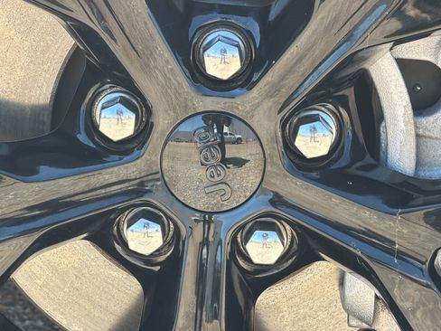 Used 2025 Jeep Grand Cherokee Altitude AWD/4WD image 11