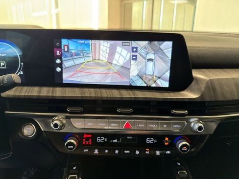 Used 2024 Kia Telluride SX w/ Towing Package image 13