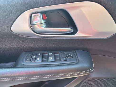 Certified 2020 Chrysler Pacifica Touring w/ S Appearance Package FWD image 17