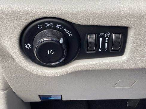 Used 2023 Chrysler Pacifica Touring-L FWD image 26