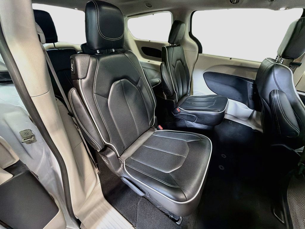 Used 2024 Chrysler Pacifica Limited FWD image 30