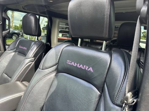 Used 2019 Jeep Wrangler Unlimited Sahara w/ LED Lighting Group AWD/4WD image 18