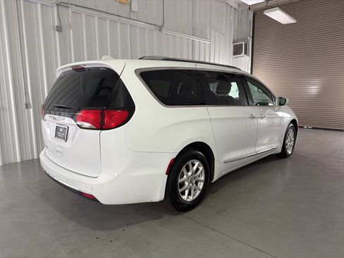 Used 2020 Chrysler Pacifica Touring-L image 7