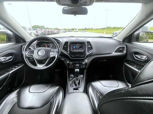 Used 2019 Jeep Cherokee Latitude Plus w/ Cold Weather Group AWD/4WD image 13