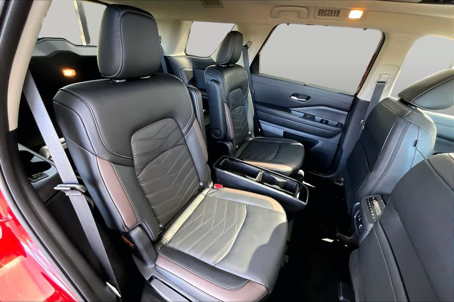 Certified 2025 Nissan Pathfinder Platinum FWD image 21
