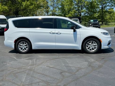 Used 2024 Chrysler Pacifica Touring-L FWD image 48