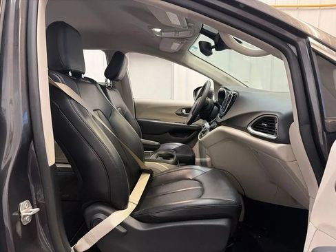 Used 2023 Chrysler Pacifica Touring-L FWD image 22
