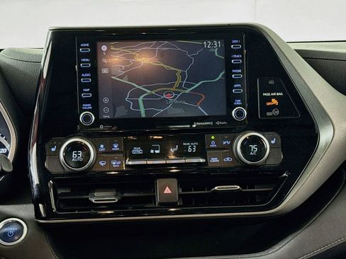 Used 2021 Toyota Highlander XLE AWD/4WD image 16