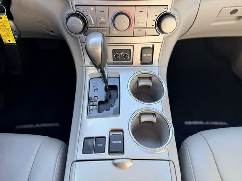 Used 2013 Toyota Highlander SE image 17