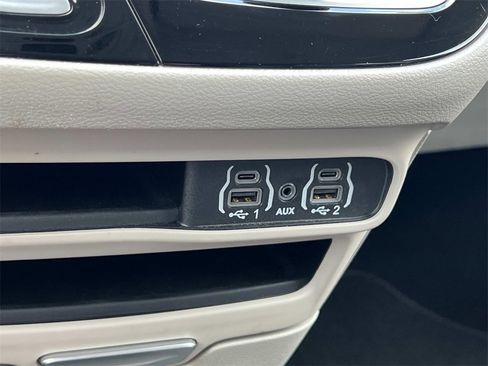 Used 2024 Chrysler Pacifica Touring-L image 25