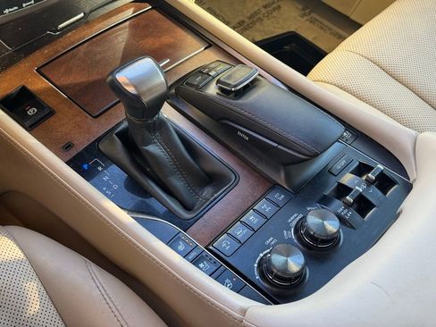 Used 2019 Lexus LX 570 4WD image 38