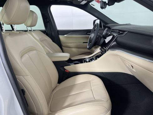 Certified 2024 Jeep Grand Cherokee Limited w/ Luxury Tech Group II image 34