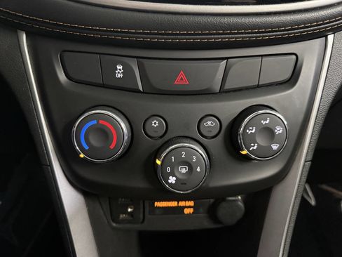 Used 2019 Chevrolet Trax LT w/ LT Convenience Package FWD image 29