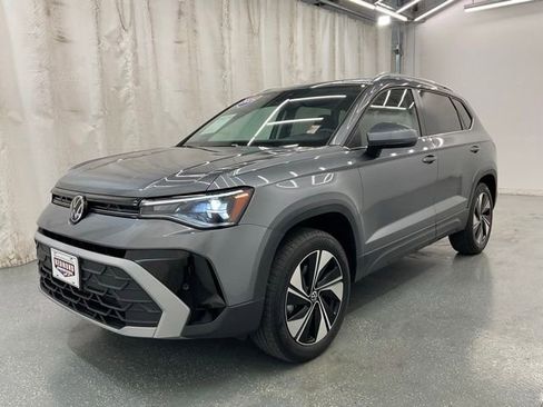 Used 2025 Volkswagen Taos SE AWD/4WD image 4