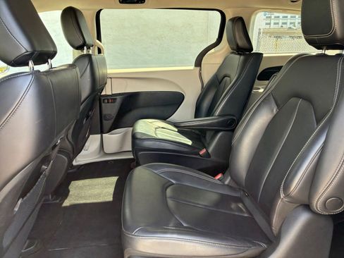 Used 2023 Chrysler Pacifica Touring-L image 28