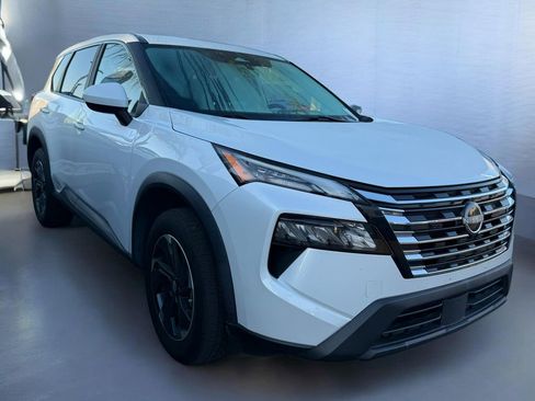 Used 2024 Nissan Rogue SV image 3