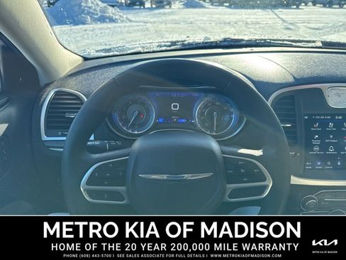 Used 2022 Chrysler 300 Touring L w/ Comfort Group image 18