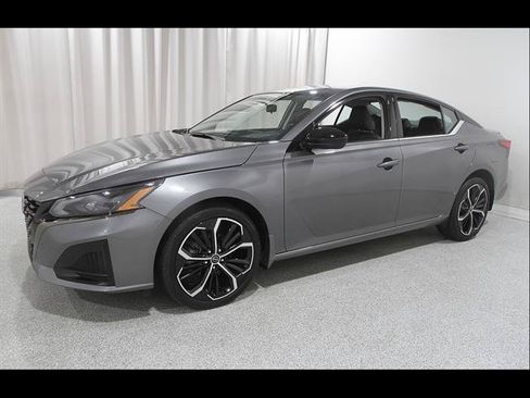 Used 2024 Nissan Altima 2.5 SR AWD/4WD image 3