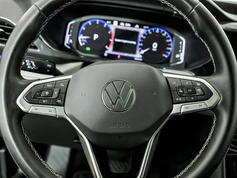 Certified 2022 Volkswagen Taos SEL w/ Panoramic Sunroof Package image 18