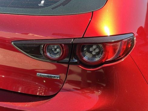 Used 2020 MAZDA MAZDA3 Hatchback w/ Preferred Package FWD image 12