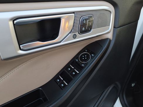 Used 2020 Ford Explorer Limited image 16