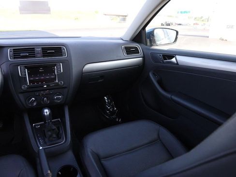 Used 2017 Volkswagen Jetta SE FWD image 25