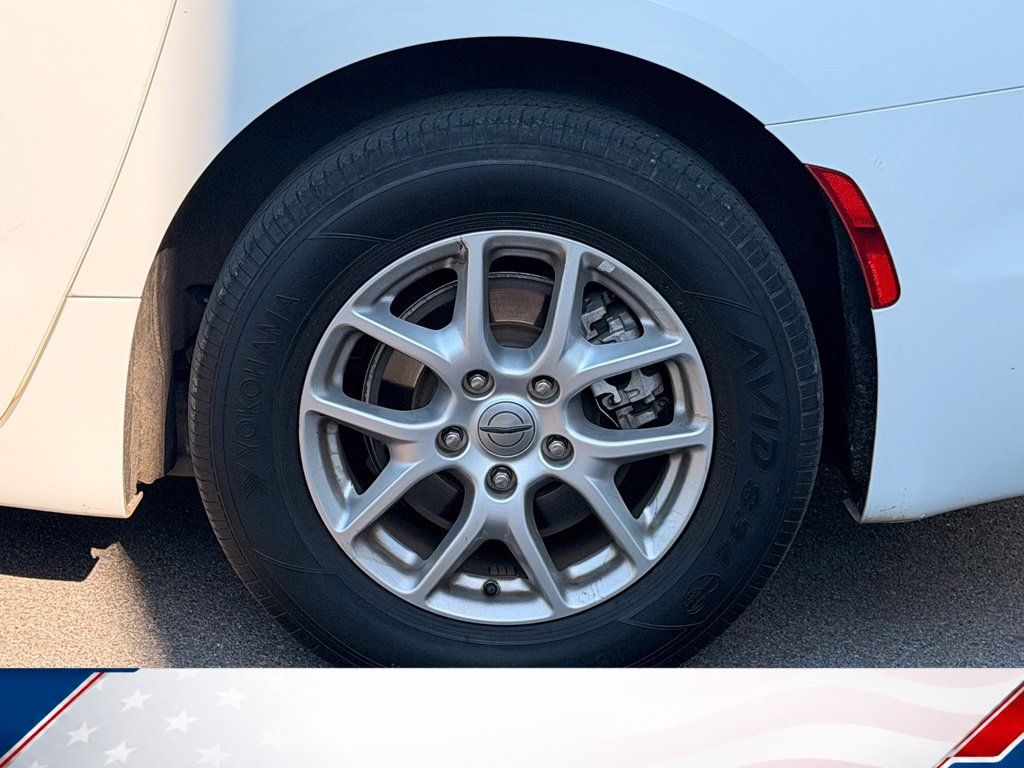 Used 2022 Chrysler Pacifica Touring-L w/ Uconnect Theater Family Group FWD image 9