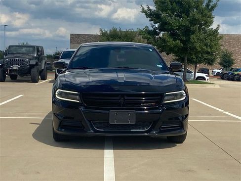 Used 2019 Dodge Charger SXT image 2