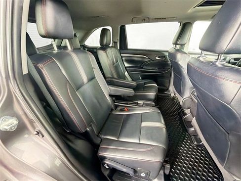 Used 2019 Toyota Highlander XLE image 24