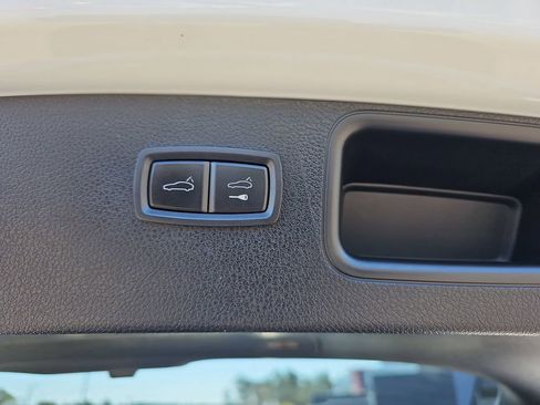 Used 2021 Porsche Macan Base image 17