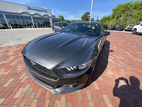 Used 2017 Ford Mustang Coupe RWD image 4