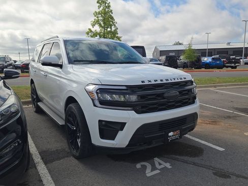 Used 2023 Ford Expedition XLT AWD/4WD image 4