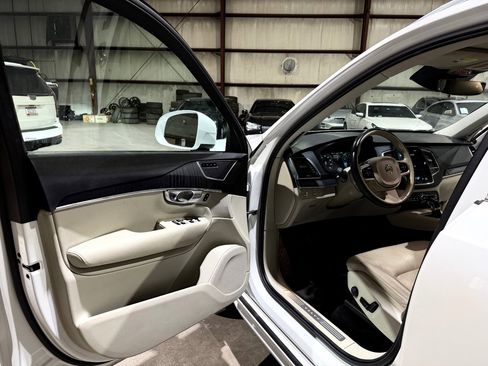 Used 2020 Volvo XC90 T5 Momentum w/ Protection Package Premier FWD image 12