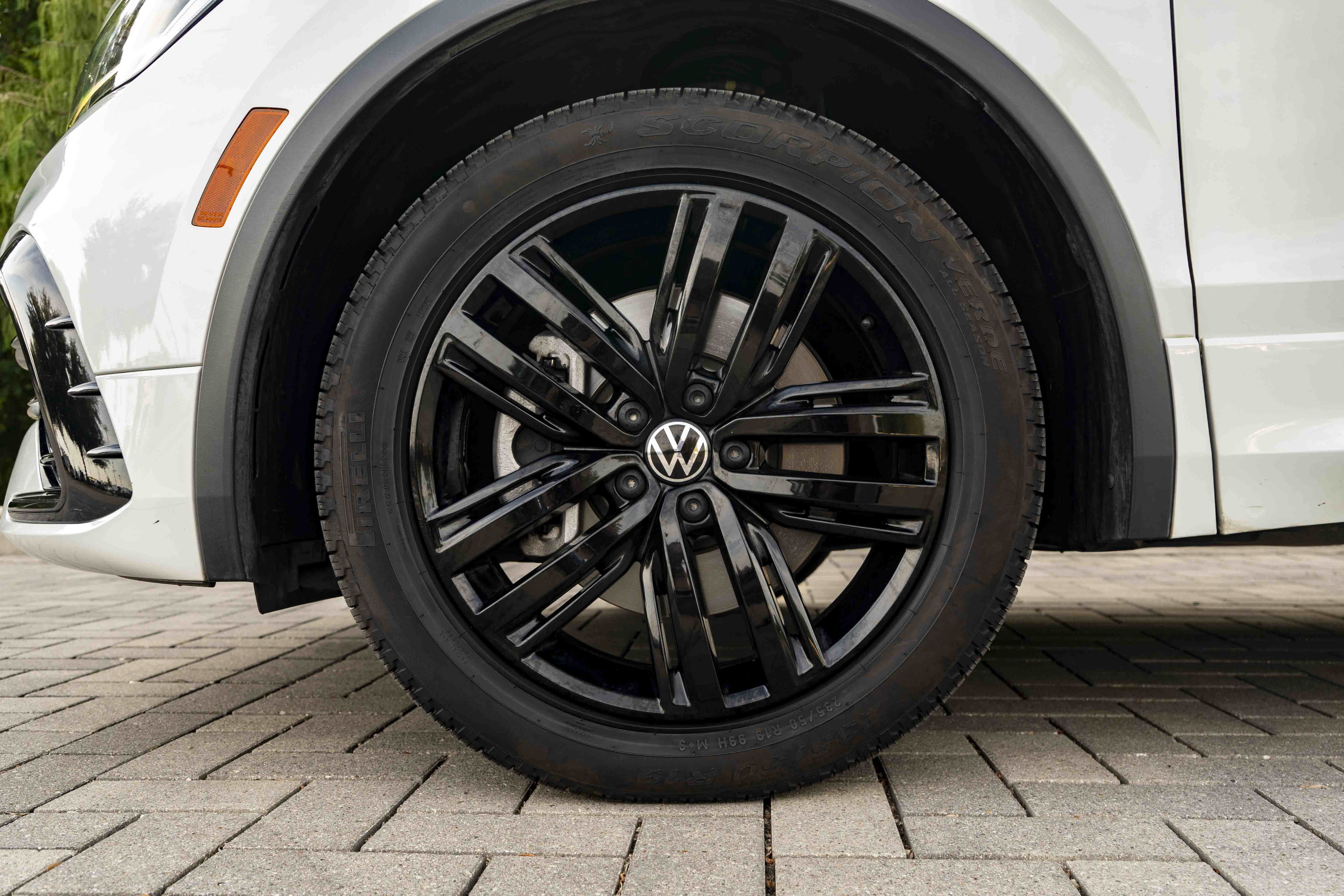 Certified 2022 Volkswagen Tiguan SE R-Line FWD image 13