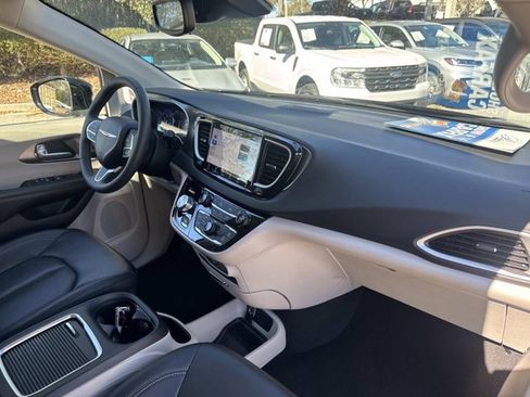 Used 2024 Chrysler Pacifica Touring-L image 17