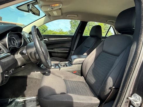 Used 2019 Chrysler 300 Touring RWD image 18