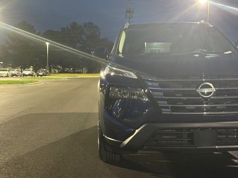 Used 2024 Nissan Rogue SV w/ SV Premium Package image 28