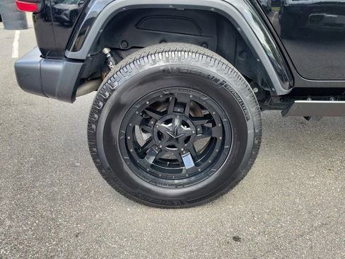 Used 2020 Jeep Wrangler Unlimited Sahara AWD/4WD image 5