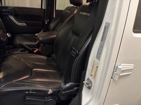 Used 2015 Jeep Wrangler Unlimited Rubicon w/ Dual Top Group AWD/4WD image 12