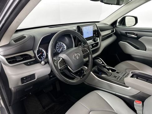 Used 2020 Toyota Highlander XLE AWD/4WD image 20