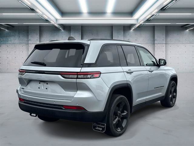 Used 2023 Jeep Grand Cherokee Altitude AWD/4WD image 4