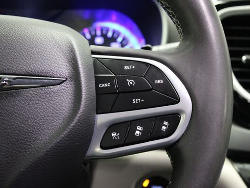 Used 2022 Chrysler Pacifica Touring-L FWD image 23