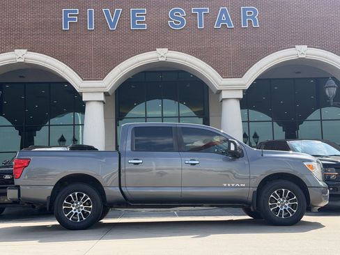 Used 2021 Nissan Titan SV w/ SV Convenience Package AWD/4WD image 3