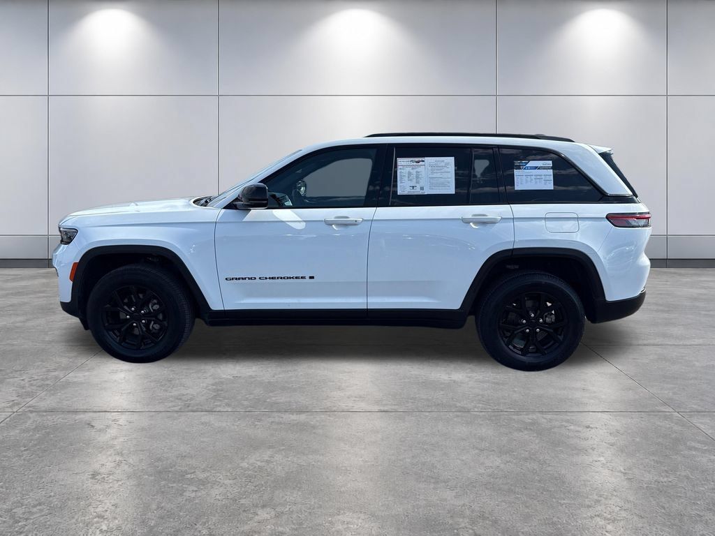 Used 2025 Jeep Grand Cherokee Altitude AWD/4WD image 2