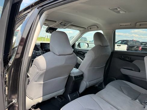 Used 2022 Toyota Highlander LE FWD image 20