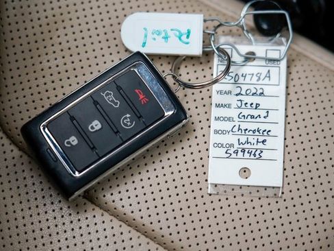 Used 2022 Jeep Grand Cherokee Limited w/ Luxury Tech Group II image 28